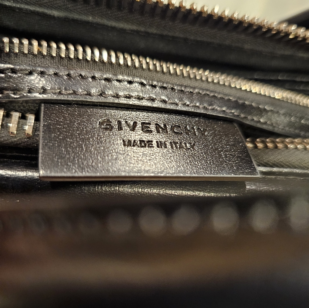 GIVENCHY Medium Antigona Shoulder Bag - Picture 12 of 13